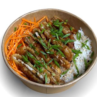 Wieprzowina tonkatsu w panko z ryżem i marynowaną marchewką