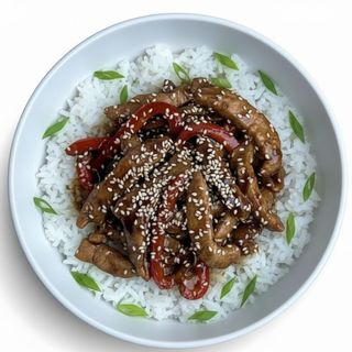 Wieprzowina stir-fry na ostro z warzywami i ryżem