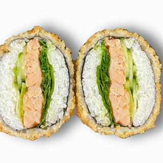 Sushi burger z pieczonym łososiem powiększony