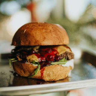Burger Sezonowy w zestawie z frytkami i colesławem