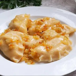 Pierogi z ziemniakami, serem i smażoną cebulką na gorąco 1 szt