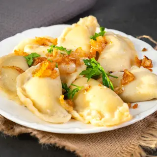 Pierogi z grzybami i serem holenderskim na gorąco 1 szt
