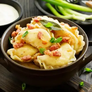 Pierogi z ziemniakami i skwarkami na gorąco 1 szt