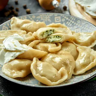 Pierogi ze szpinakiem i serem na gorąco 1 szt