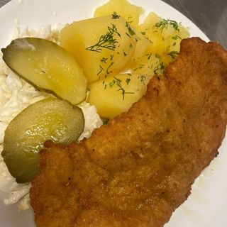 Schabowy, ziemniaki, surówka