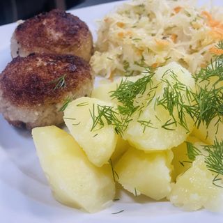 Kotlet mielony wieprzowo-wołowy, ziemniaki, surówka