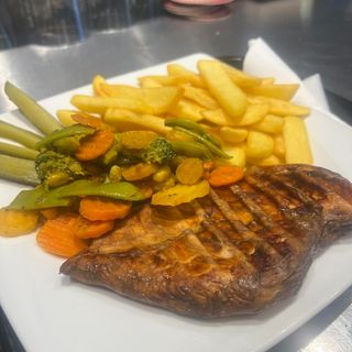 Filet z kurczaka grillowany, frytki, surówka