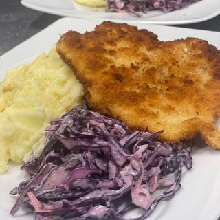 Kotlet z kurczaka, ziemniaki, surówka