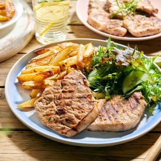 Grillowany stek wieprzowy, frytki, surówka