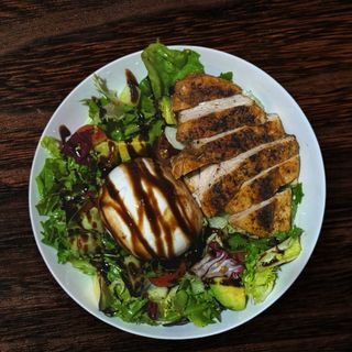 Sałatka z burratą i kurczakiem