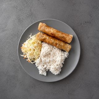 Sajgonki z ryżem i surówką