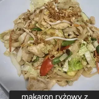 Makaron ryżowy z kurczakiem i warzywami