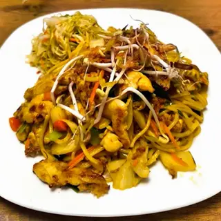 Makaron smażony z kurczakiem i warzywami i curry