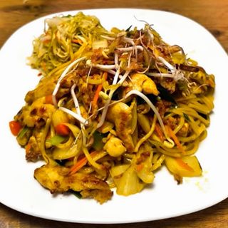 Makaron smażony z kurczakiem i warzywami i curry