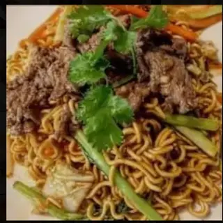 Makaron smażony z wieprzowiną i warzywami i curry