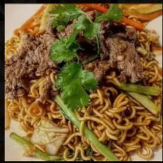 Makaron smażony z wieprzowiną i warzywami i curry