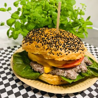 Serowy Burger Majkiego