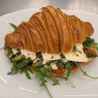 CROISSANT Z SOSEM SEROWYM, SZPARAGAMI, 'NDUJĄ I CZERWONYM PESTO