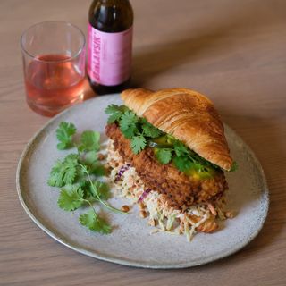 CROISSANT KFC Z ORZECHOWYM COLESŁAWEM