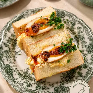 SANDO Z PASTĄ JAJECZNĄ, MARYNOWANYM JAJKIEM I CHILLI