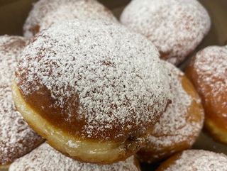 Pączek z marmoladą wieloowocowy