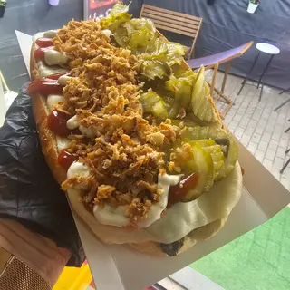 Hotdog zapiekany z pieczarkami i parówką