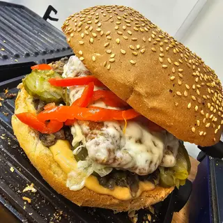 Hamburger XXL z pieczarkami i schabowym kotletem