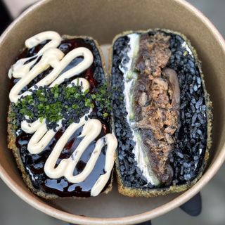 Black burger tuńczyk grill