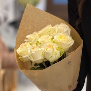 9 białych róż piwonowych