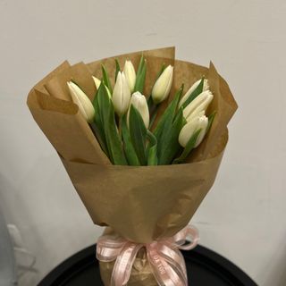 9 białych tulipanów