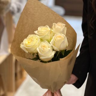 5 białych róż piwonowych