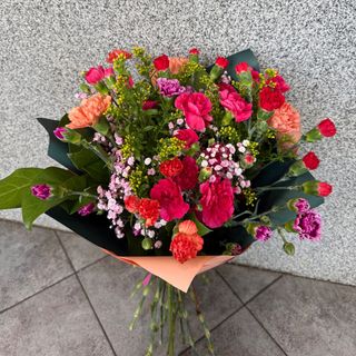 Bukiet z 15 kolorowych goździków