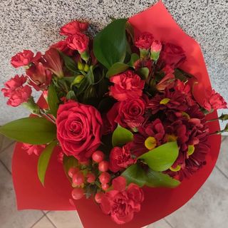 Bukiet mix z 15 czerwonych kwiatów