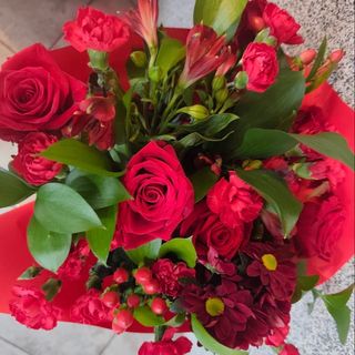 Bukiet mix z 21 czerwonych kwiatów