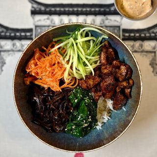 Bibimbap z wołowiną