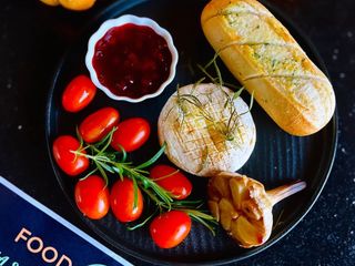 Zapiekany camembert z pomidorkami