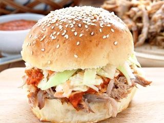 Burger z szarpanym kurczakiem z rożna