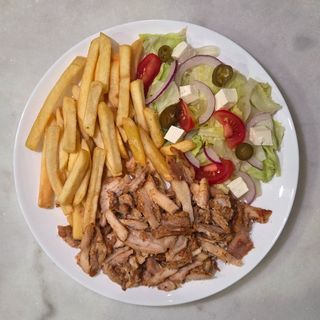 Kebab z kurczaka na talerzu