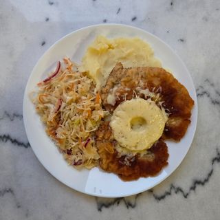 Kotlet schabowy z ananasem i serem