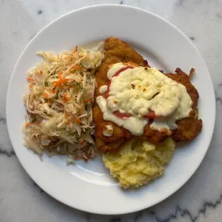 Kotlet drobiowy z pomidorem i mozzarellą