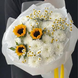 Bukiet „Letni poranek”: 3 słoneczniki, rumianek w sprayu i chryzantemy w sprayu