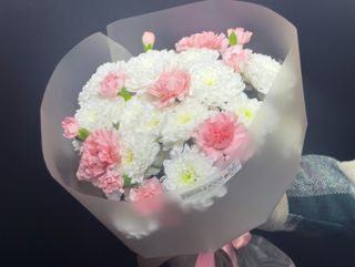 Klasyczna Delikatna Mieszanka: Białe Chryzantemy Różowy Bukiet Goździków