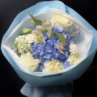 Błękitny bukiet z hortensją i białymi różami — Blue Sky