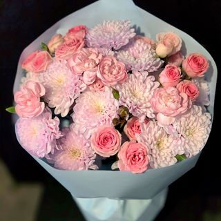 Marshmallow: chrysanthemum, spray roses and carnation