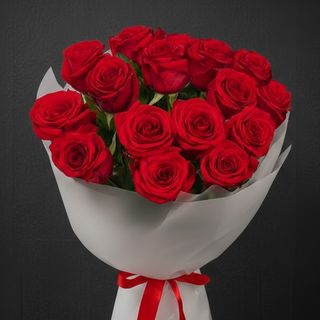 Bukiet „Klasyczna Romantyka” – 15 czerwonych róż