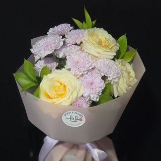 Classic Elegance Bouquet: chryzantema, róża, ruscus