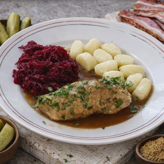Zraz wieprzowy w sosie z kopytkami i surówką z buraków