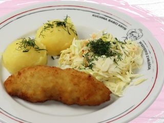 Kotlet Devolay z ziemniakami i surówką Babci Krysi