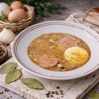 Żur na zakwasie z kiełbasą i jajkiem