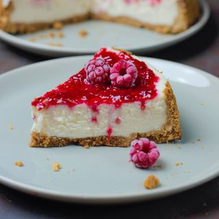 Kremowy sernik z sosem malinowym